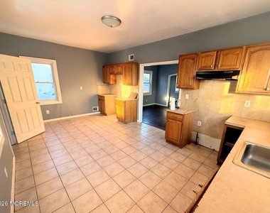 401 Ridge Avenue - Photo Thumbnail 4