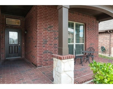 4624 Lazy Oaks Street - Photo Thumbnail 2