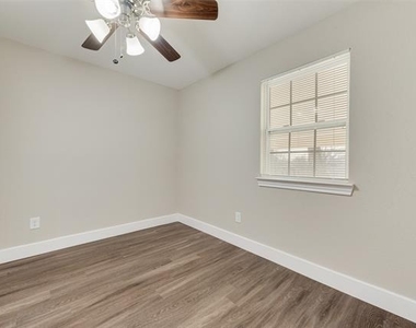 913 Live Oak Street - Photo Thumbnail 13