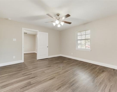 913 Live Oak Street - Photo Thumbnail 5