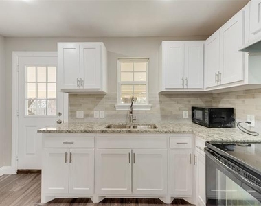 913 Live Oak Street - Photo Thumbnail 9