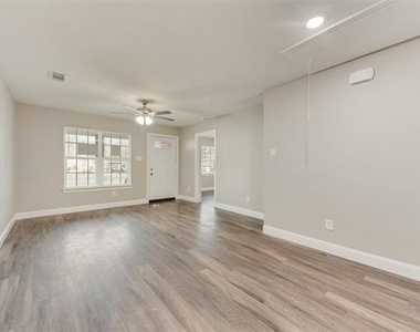 913 Live Oak Street - Photo Thumbnail 2