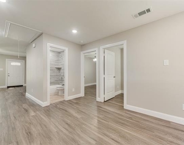 913 Live Oak Street - Photo Thumbnail 3