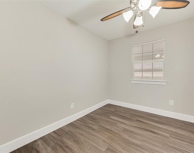 913 Live Oak Street - Photo Thumbnail 15
