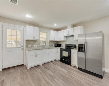 913 Live Oak Street - Photo Thumbnail 8