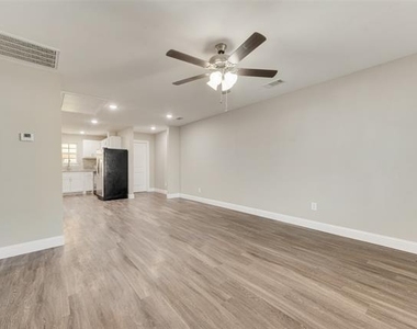 913 Live Oak Street - Photo Thumbnail 7