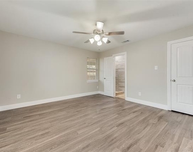 913 Live Oak Street - Photo Thumbnail 4