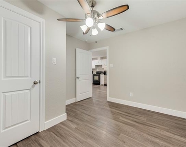 913 Live Oak Street - Photo Thumbnail 11