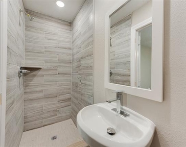 913 Live Oak Street - Photo Thumbnail 17