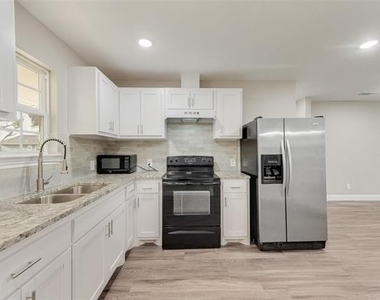 913 Live Oak Street - Photo Thumbnail 10