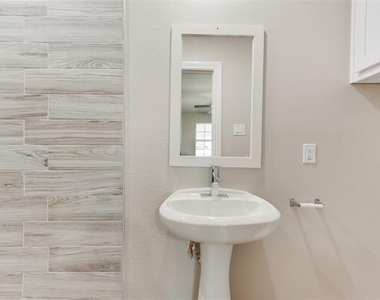 913 Live Oak Street - Photo Thumbnail 16