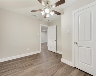 913 Live Oak Street - Photo Thumbnail 14