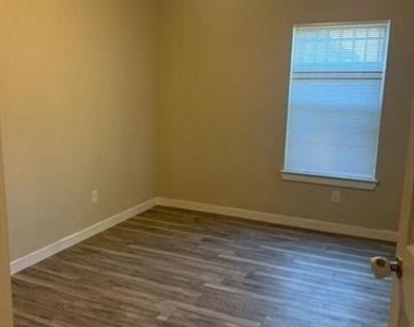 3226 Navaro Street - Photo Thumbnail 8