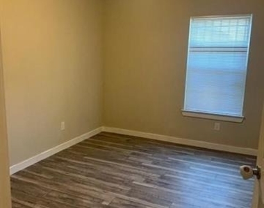 3226 Navaro Street - Photo Thumbnail 7