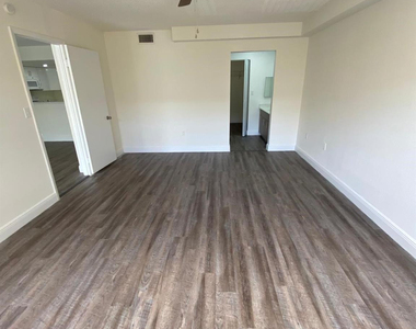 18335 Nw 68 Avenue - Photo Thumbnail 4
