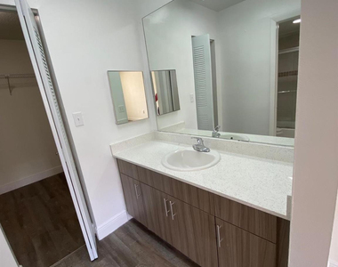 18335 Nw 68 Avenue - Photo Thumbnail 7