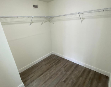 18335 Nw 68 Avenue - Photo Thumbnail 6