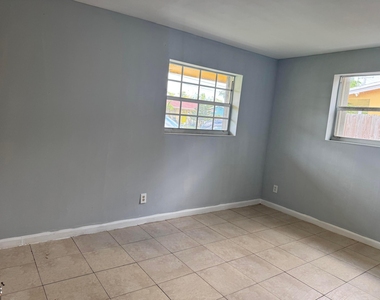 1740 Sw 70th Way - Photo Thumbnail 11