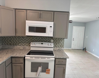 1740 Sw 70th Way - Photo Thumbnail 7