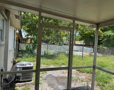 1740 Sw 70th Way - Photo Thumbnail 17