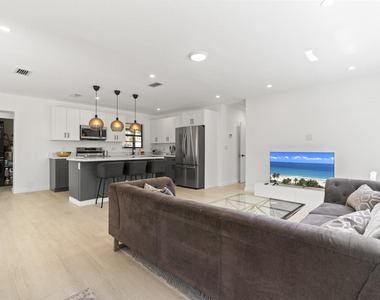 235 Ne 20th Street - Photo Thumbnail 5