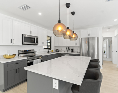 235 Ne 20th Street - Photo Thumbnail 4