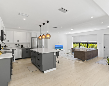 235 Ne 20th Street - Photo Thumbnail 3