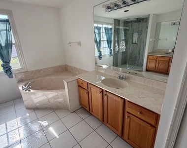 1226 Avondale Lane - Photo Thumbnail 5