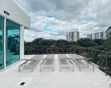 243 Venetian Drive - Photo Thumbnail 2