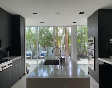 243 Venetian Drive - Photo Thumbnail 3