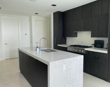 243 Venetian Drive - Photo Thumbnail 4