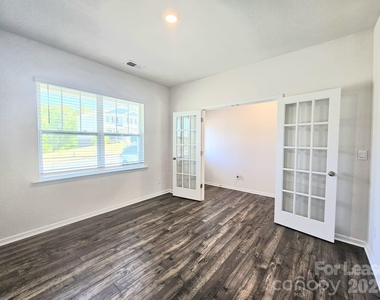 3854 Rosewood Drive - Photo Thumbnail 2