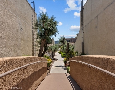 18417 Collins Street - Photo Thumbnail 2
