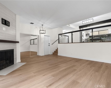 18417 Collins Street - Photo Thumbnail 11