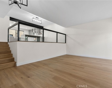 18417 Collins Street - Photo Thumbnail 9