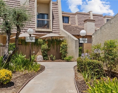 18417 Collins Street - Photo Thumbnail 3