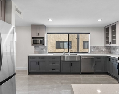 18417 Collins Street - Photo Thumbnail 17