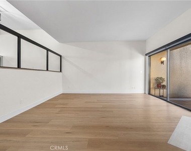 18417 Collins Street - Photo Thumbnail 12