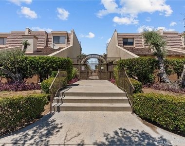 18417 Collins Street - Photo Thumbnail 1
