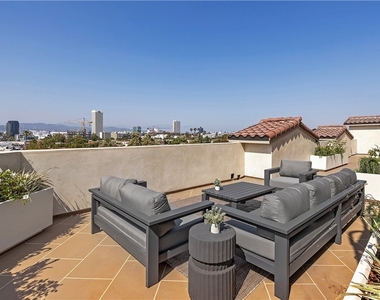 1303 S Orange Grove Avenue - Photo Thumbnail 22