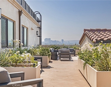 1303 S Orange Grove Avenue - Photo Thumbnail 16