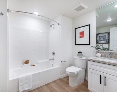 1303 S Orange Grove Avenue - Photo Thumbnail 11