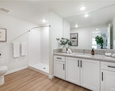 1303 S Orange Grove Avenue - Photo Thumbnail 9