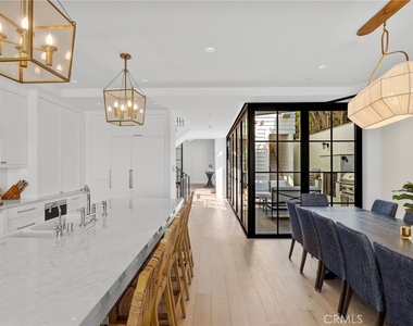 2428 The Strand - Photo Thumbnail 22
