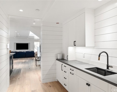 2428 The Strand - Photo Thumbnail 32