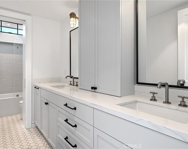 2428 The Strand - Photo Thumbnail 60