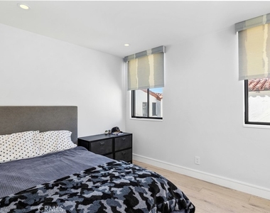 2428 The Strand - Photo Thumbnail 54