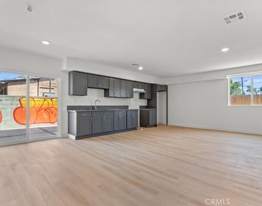 709 W 80th - Photo Thumbnail 19