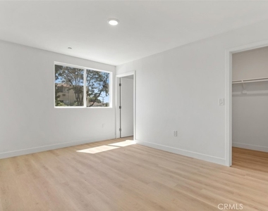 709 W 80th - Photo Thumbnail 5