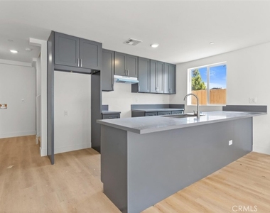 709 W 80th - Photo Thumbnail 8